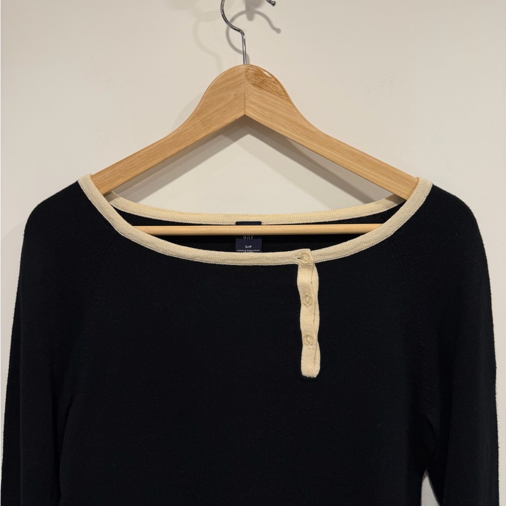 NWOTGAP Black Sweater with Cream Accents - Picture 4 of 10
